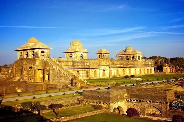 127 साल पहले चट्टान काटकर बनाया गया था यह Jahaaj Mahal