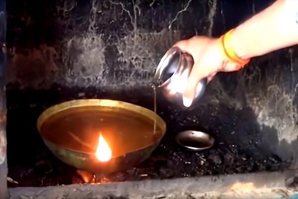 गड़ियाघाट माता मंदिर - इस मंदिर में तेल से नहीं पानी से जलता है दिया